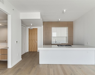 313 W 17th St - Photo Thumbnail 2