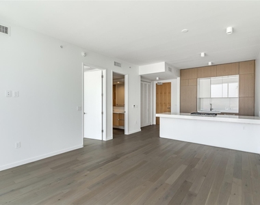313 W 17th St - Photo Thumbnail 3