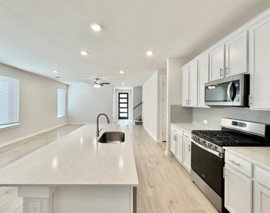404 Tinto St - Photo Thumbnail 3