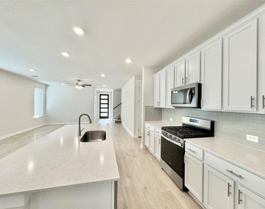 404 Tinto St - Photo Thumbnail 10