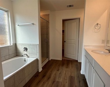 1704 Frontenac St - Photo Thumbnail 4