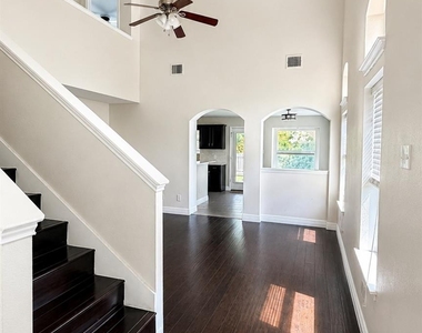 1517 Scottsdale Dr - Photo Thumbnail 2
