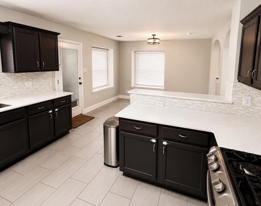 1517 Scottsdale Dr - Photo Thumbnail 7