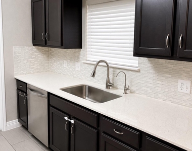 1517 Scottsdale Dr - Photo Thumbnail 6