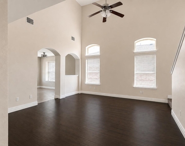 1517 Scottsdale Dr - Photo Thumbnail 3