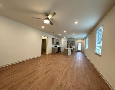 1316 Plymouth Rd - Photo Thumbnail 7