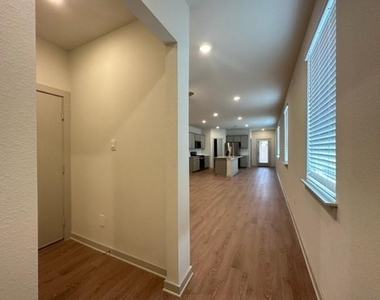 1316 Plymouth Rd - Photo Thumbnail 4