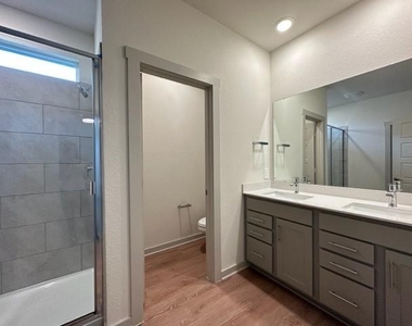1316 Plymouth Rd - Photo Thumbnail 14