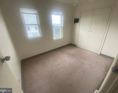 327 Plymouth Avenue - Photo Thumbnail 3