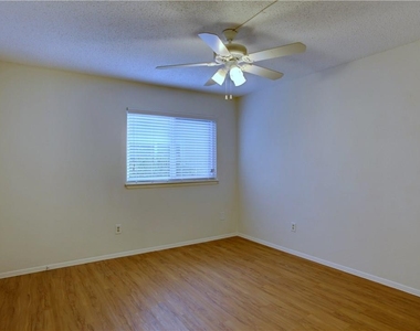 816 W North Loop Blvd - Photo Thumbnail 8