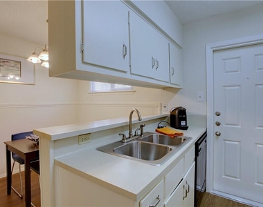 816 W North Loop Blvd - Photo Thumbnail 6