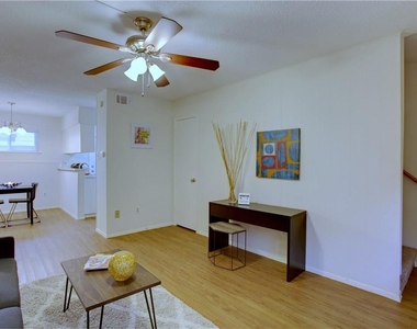816 W North Loop Blvd - Photo Thumbnail 2
