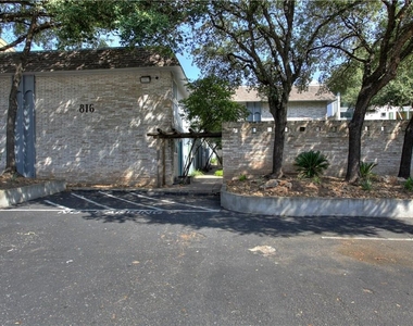 816 W North Loop Blvd - Photo Thumbnail 4