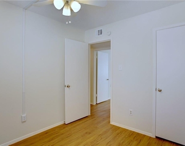 816 W North Loop Blvd - Photo Thumbnail 9