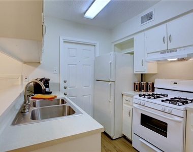 816 W North Loop Blvd - Photo Thumbnail 7