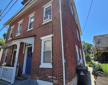 422 Gold Street Street - Photo Thumbnail 2