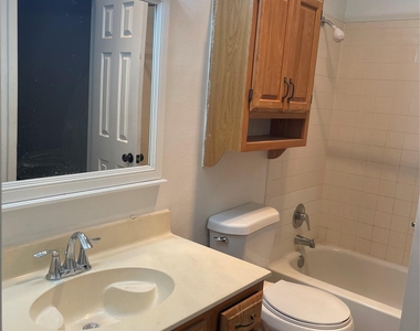 915 W 23rd St - Photo Thumbnail 7
