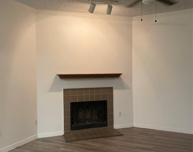 915 W 23rd St - Photo Thumbnail 2
