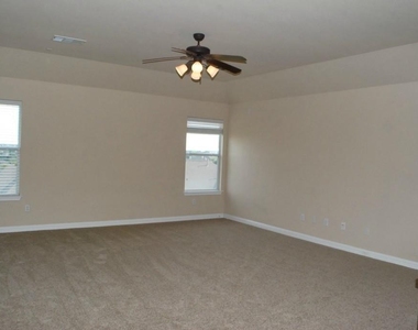 1002 Sedalia St - Photo Thumbnail 11