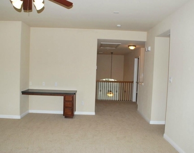 1002 Sedalia St - Photo Thumbnail 12