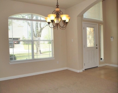 1002 Sedalia St - Photo Thumbnail 4