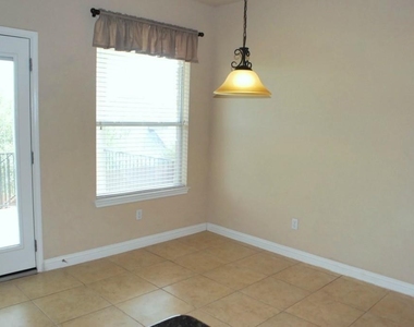 1002 Sedalia St - Photo Thumbnail 8