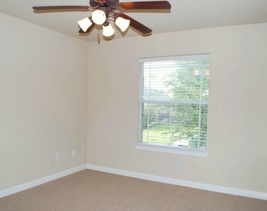 1002 Sedalia St - Photo Thumbnail 14