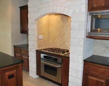 1002 Sedalia St - Photo Thumbnail 6