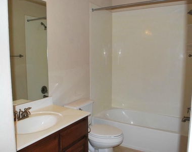 1002 Sedalia St - Photo Thumbnail 15