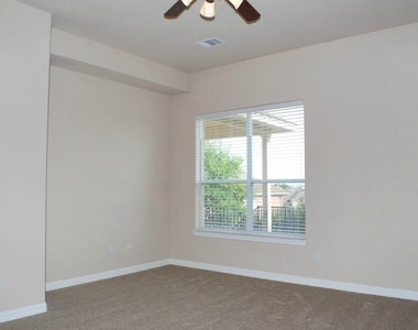 1002 Sedalia St - Photo Thumbnail 17