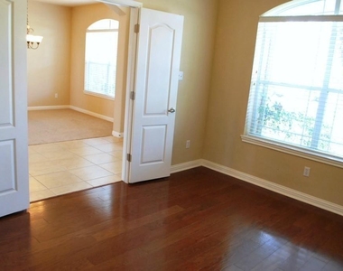1002 Sedalia St - Photo Thumbnail 2