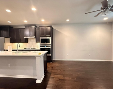 9102 Gage Dr - Photo Thumbnail 3