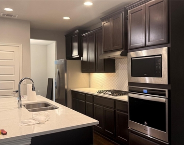 9102 Gage Dr - Photo Thumbnail 4