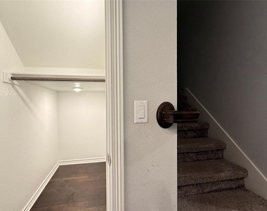 9102 Gage Dr - Photo Thumbnail 5