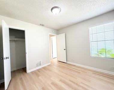 1915 Margalene Way - Photo Thumbnail 11