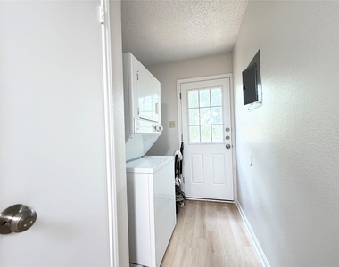 1915 Margalene Way - Photo Thumbnail 10