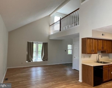 406 Williamsburg Court - Photo Thumbnail 4