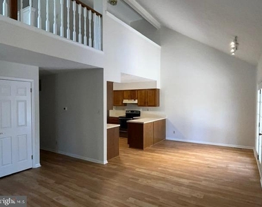 406 Williamsburg Court - Photo Thumbnail 3