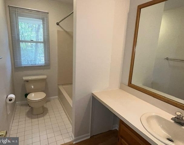406 Williamsburg Court - Photo Thumbnail 9