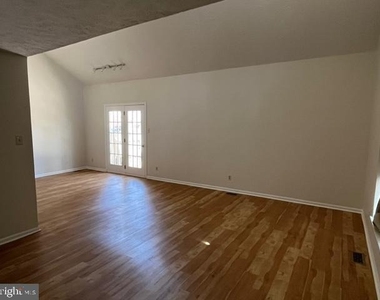 406 Williamsburg Court - Photo Thumbnail 2