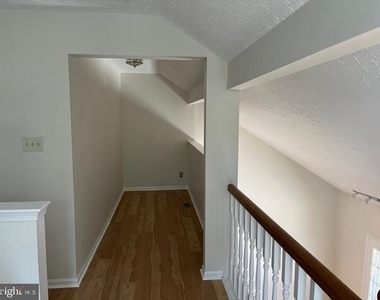 406 Williamsburg Court - Photo Thumbnail 12
