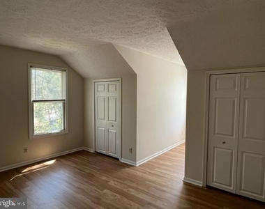 406 Williamsburg Court - Photo Thumbnail 17