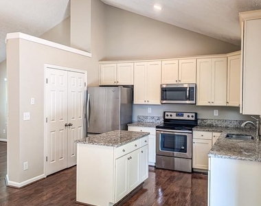 21530 Warwick Court - Photo Thumbnail 10
