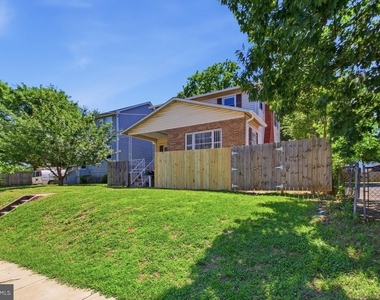 3704 42nd Avenue - Photo Thumbnail 1