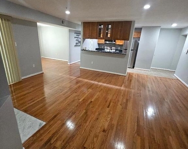 9811 Lake Pointe Court - Photo Thumbnail 13