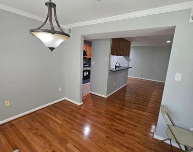 9811 Lake Pointe Court - Photo Thumbnail 6