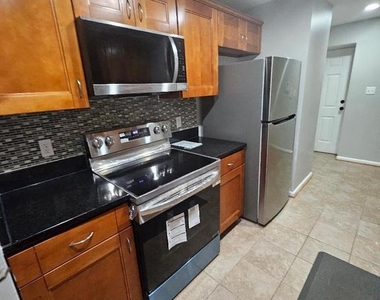 9811 Lake Pointe Court - Photo Thumbnail 2