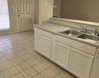 2209 Creekside Ln - Photo Thumbnail 1
