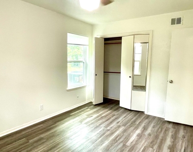 13504 Lois Ln - Photo Thumbnail 3