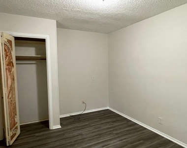 13504 Lois Ln - Photo Thumbnail 4